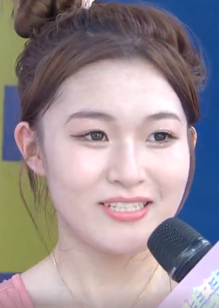 男生女生向前冲}